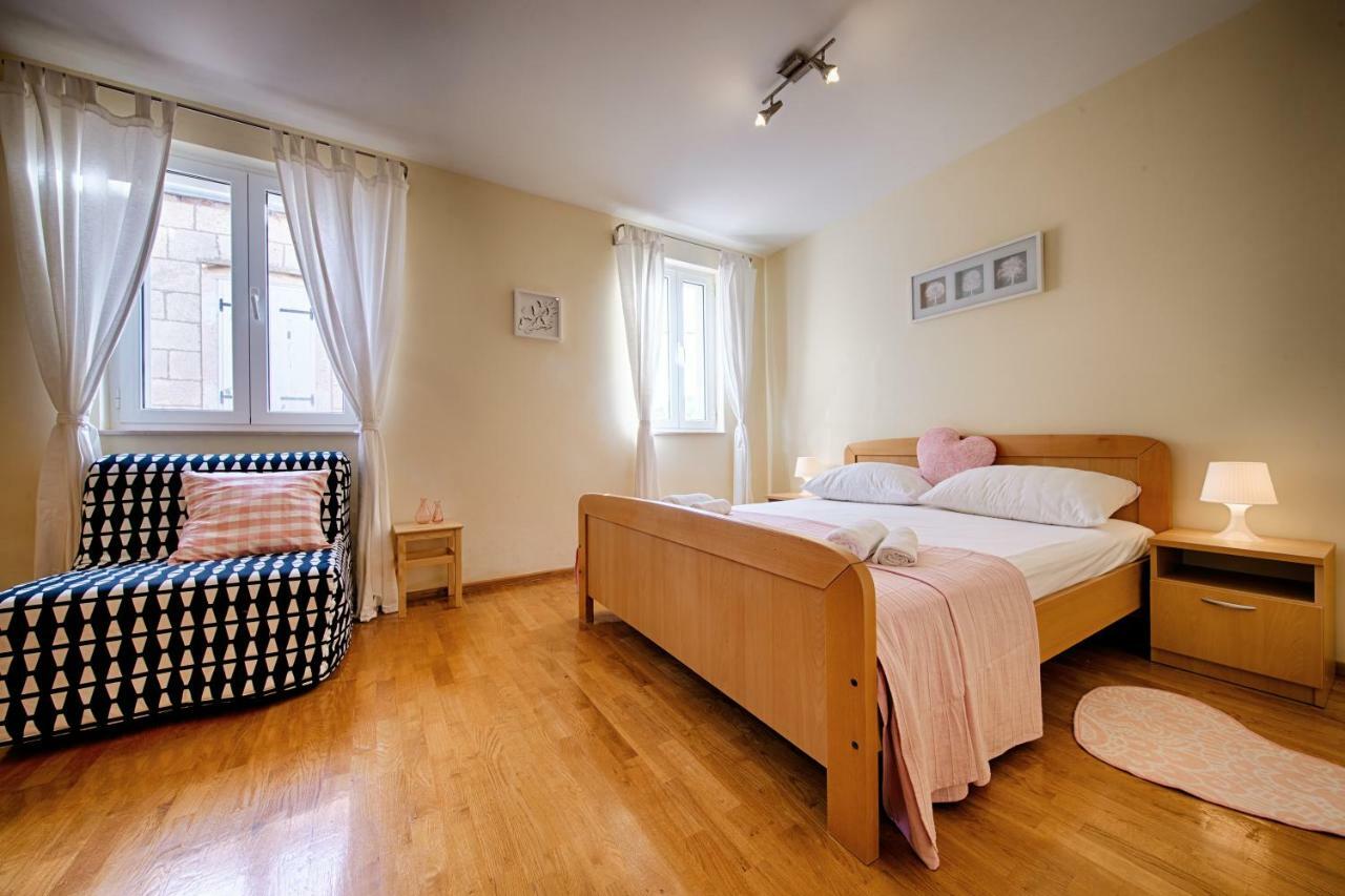 Apartments Marinkovic コミジャ エクステリア 写真